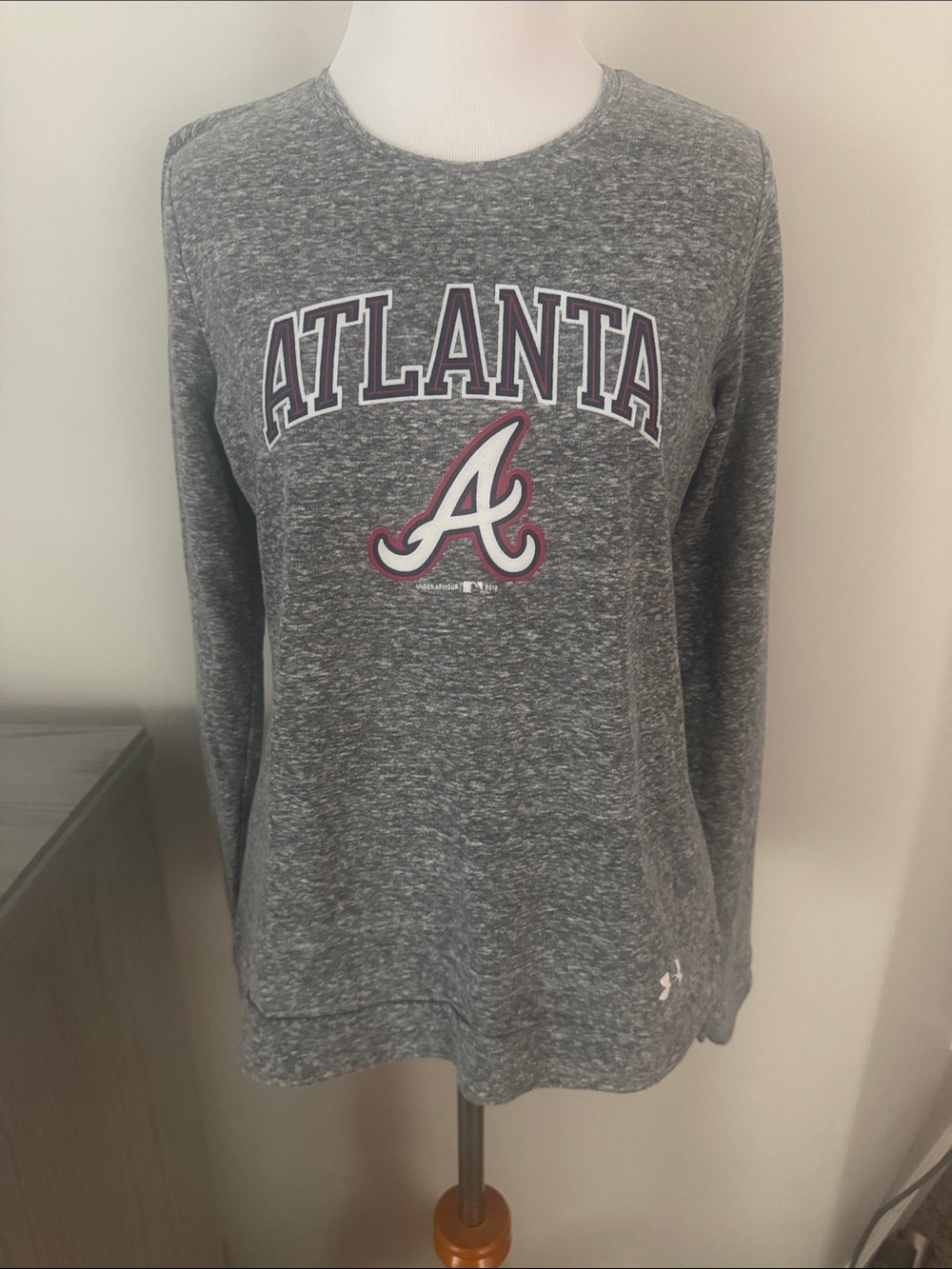 Under Armour Atlanta Braves Long Sleeve Women's Crewneck Top - Grey, Sz S